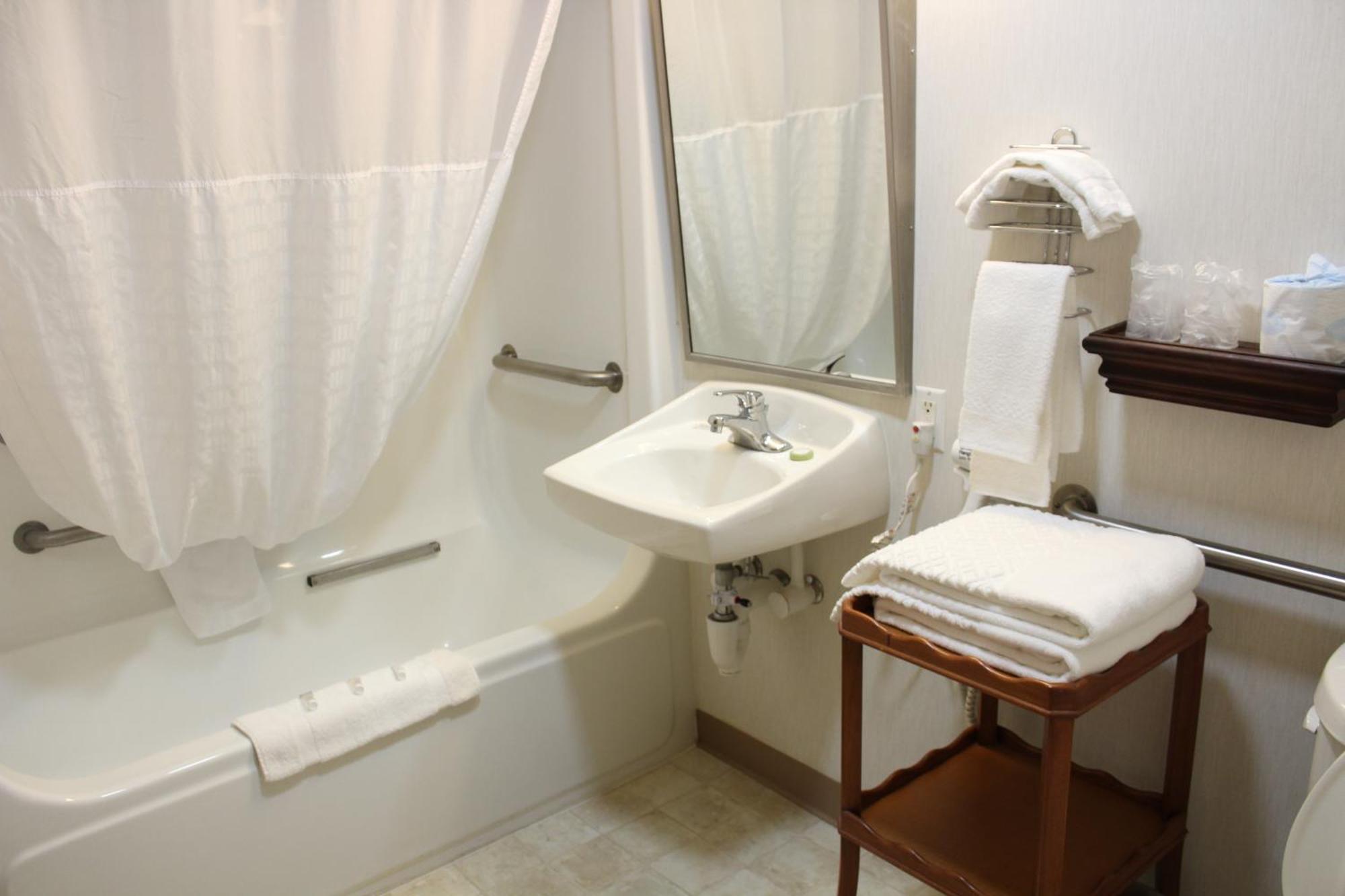 American Inn And Suites Ionia Екстер'єр фото