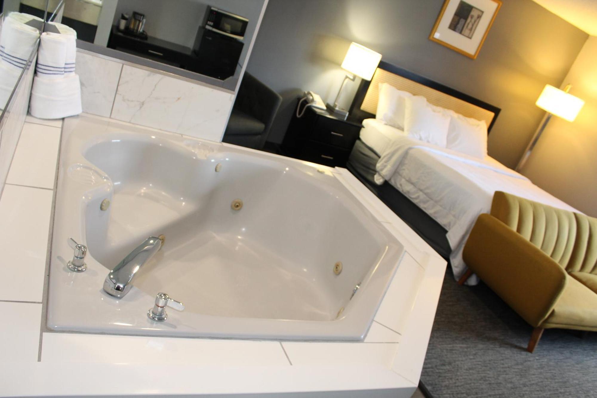 American Inn And Suites Ionia Екстер'єр фото