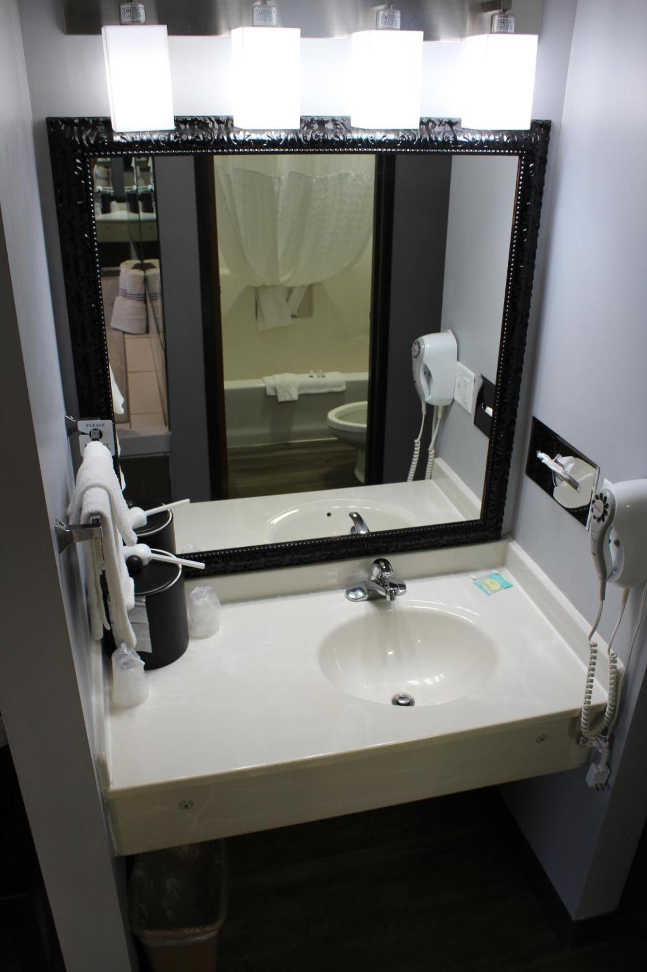 American Inn And Suites Ionia Екстер'єр фото