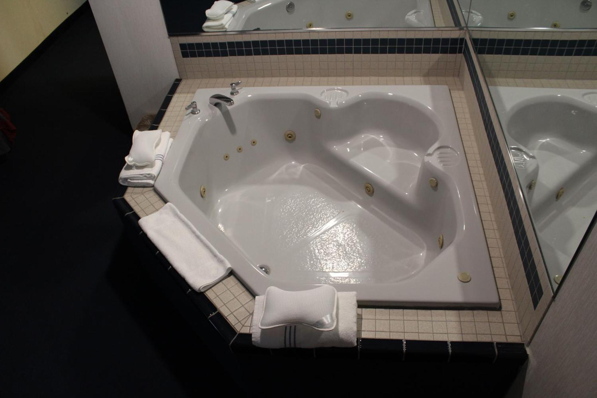 American Inn And Suites Ionia Екстер'єр фото