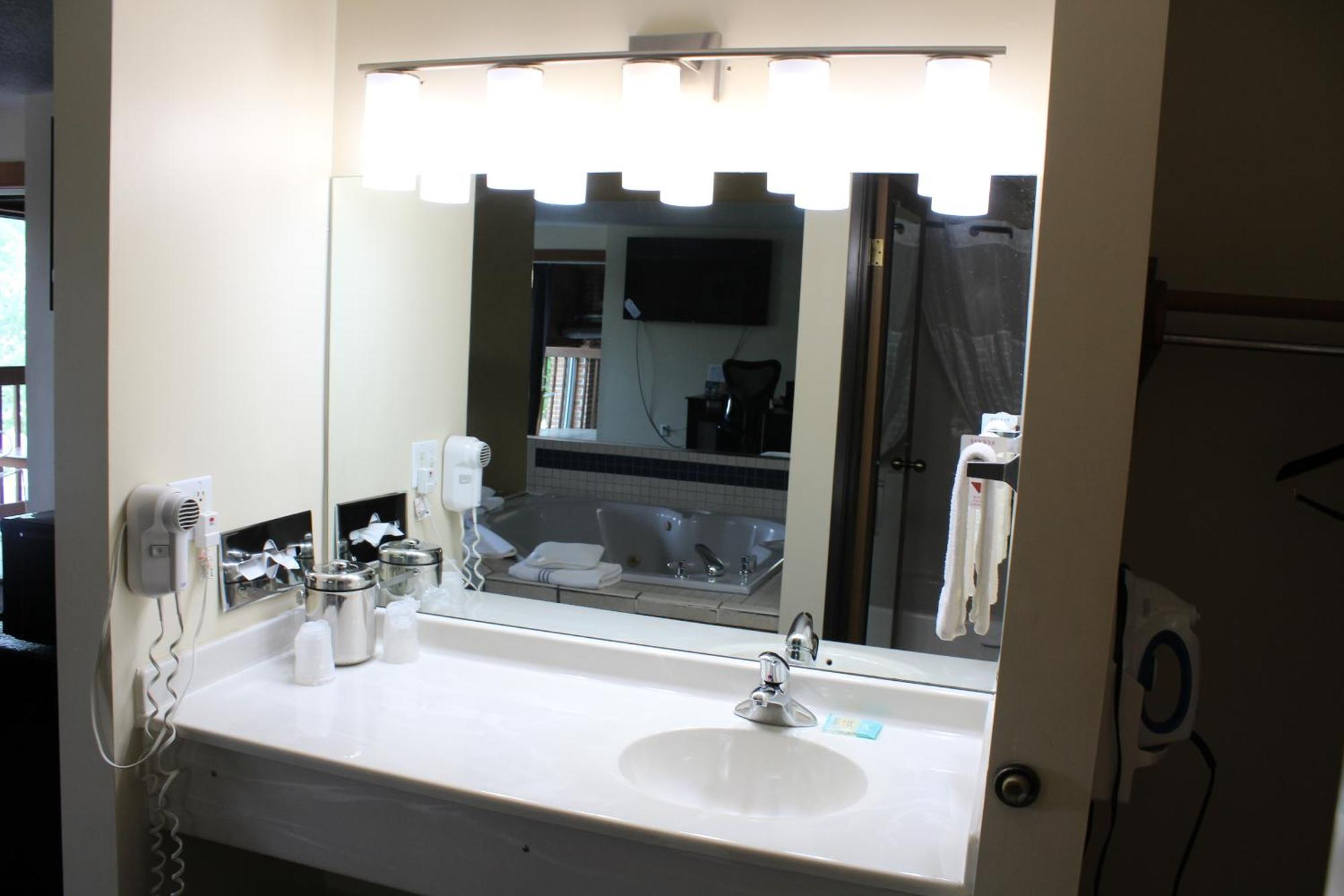 American Inn And Suites Ionia Екстер'єр фото
