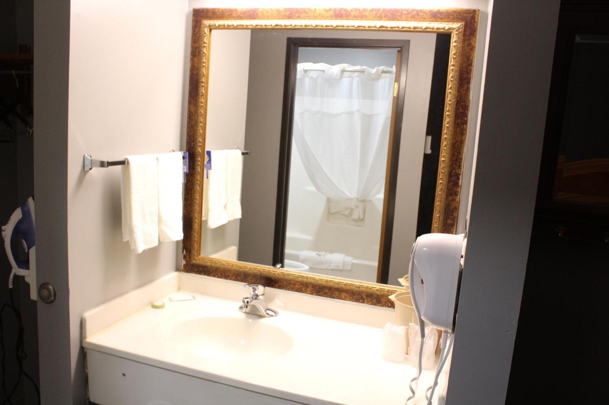 American Inn And Suites Ionia Екстер'єр фото